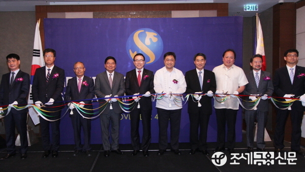 지난 4일 열린 신한은행 필리핀 마닐라 지점 개점식에서 신한은행 조용병 은행장(왼쪽에서 다섯번째)과 필리핀 중앙은행 아만도 M. 데탕코 주니어(Amando M. Tetanco, Jr) 총재(왼쪽에서 네번째), 필리핀 재무부 세설 V. 퓨리시마 장관(왼쪽에서 여섯번째) 및 주요 내외빈들이 테이프커팅을 하고 있는 모습