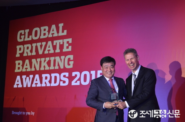 WM영업본부 이창구 본부장(왼쪽)이 대한민국 최우수 PB 수상 후 PWM誌 유리벤더 수석 편집장(오른쪽)과 기념촬영 하고 있는 모습.