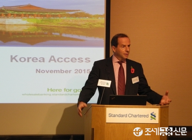 지난 2일 홍콩 스탠다드차타드은행 본점에서 열린 ‘한국의 날(Korea Day)’행사에서 제레미 아미아스(Jeremy Amias) 스탠다드차타드은행 동북아 금융기업영업 대표가 한국 시장의 금융환경과 스탠다드차타드은행의 전략에 대해 소개하고 있다.
