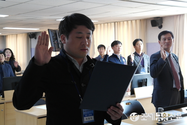 6일 천안 관세국경관리연수원에서 개최된 '제2회 노사합동워크숍'에서 울산세관 이경석 관세행정관이 청렴결의 선서를 하고 있다. <사진제공=관세청>