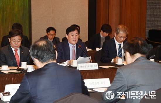 최경환 경제부총리 겸 기획재정부 장관은 10일 해외건설·조선업 부실방지를 위한 관계기관 간담회를 열고 "무리한 수주로 인한 해외건설·조선업계의 부실화 과정에서 정책금융기관의 역할과 책임"을 강조했다.