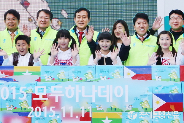 김정태 하나금융그룹 회장(사진 뒷줄 왼쪽 세번째)과 함영주 KEB하나은행장(뒷줄 왼쪽 다섯번째) 등 참석자들이 다문화 아동으로 구성된 레인보우합창단원들과 해외 5개국의 아동들에게 전달할 학용품을 담은 '글로벌 행복상자'를 쌓고 기념촬영를 하고 있다.