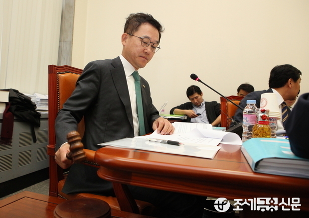 강석훈 조세소위원회 위원장이 회의에 앞서 의사봉을 두드리고 있다. <사진=전한성 기자>