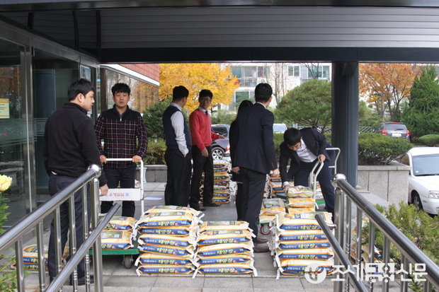 대전지방국세청(청장 김형중)이 지난 12일부터 17일까지 ‘내 고장 쌀 팔아주기’ 캠페인을 펼친 가운데, 직원들이 구매한 쌀을 정리하고 있다. <사진제공=대전지방국세청>