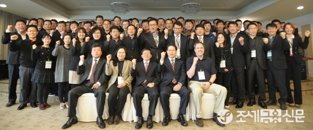 19일 부산에서 열린 '제21차 관세청-경찰청 마약수사 공조회의'에서 노석환 관세청 조사감시국장(앞줄 가운데)과 참석자들이 기념촬영을 하고 있다. <사진제공=관세청>