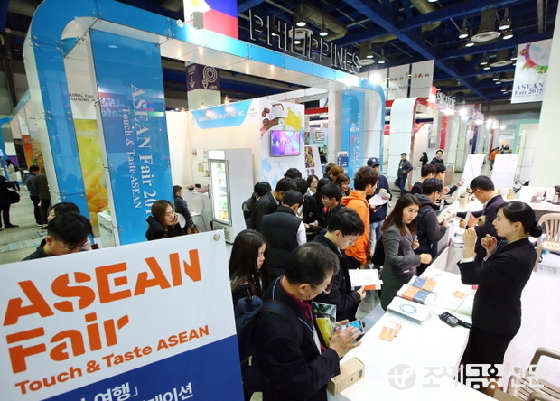 아세안페어2015에서 아세안여행 어플도 받고 텀블러도 받아가세요! - 아세안페어2015의 참관객들이 아세안여행 어플리케이션 다운로드 이벤트에 참여하고 있다.