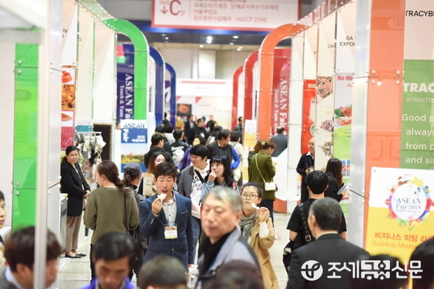 관람객들로 붐비는 행사장.