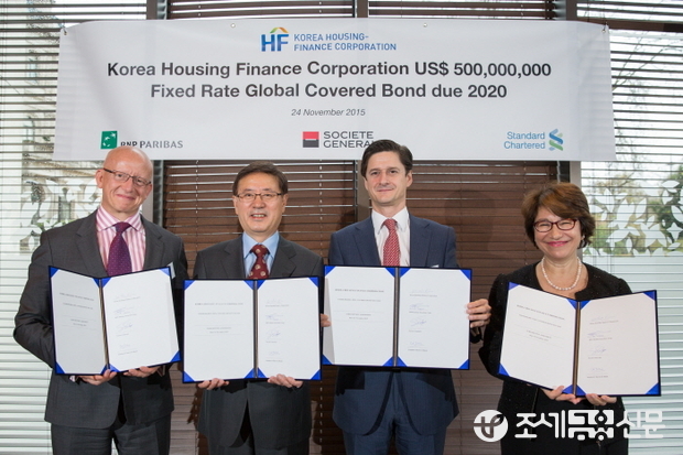 김재천 주택금융공사 사장(왼쪽 두 번째)과 패브리스 수시니 비엔피파리바증권 글로벌마켓 유동화사업부 아시아, 유럽 및 중동아프리카 대표, 캐서린 부비에 디부아 스탠다드차타드증권 글로벌 공공기관사업부 대표, 디미트리오 살로리오 소시에테제네랄증권 글로벌 채권자본시장 대표가 24일 10시(현지시간) 런던에서 ‘제4차 해외 커버드본드 발행 기념식’을 하고 있다. 이 커버드본드의 발행금액은 5억 달러, 만기는 5년이며 발행금리는 2.50%에서 결정됐다.