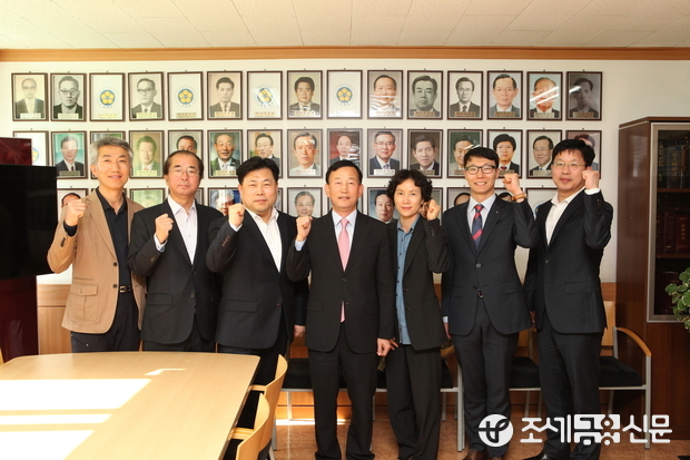 왼쪽부터. 주도영 조사과장, 하경래 법인납세과장, 하치영 개인납세1과장, 신충호 서장, 정숙희 개인납세2과장, 임경수 운영지원과장, 박병인 재산세과장.