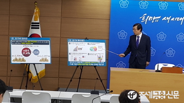 지난 25일 오전 정부세종청사 제1공용 브리핑실에서 이명구 관세청 FTA 집행기획관이 '한중 FTA 발효 대비 2단계 특별지원 대책'을 발표하고 있다. <사진제공=관세청>