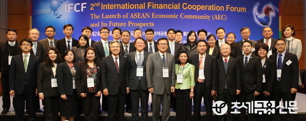'제2회 국제금융협력포럼 - 아세안경제공동체(AEC) 출범과 향후 전망'이 1일 오전 서울 중구 명동 은행회관에서 열린 가운데 내빈들이 기념촬영을 하고 있다. <사진=전한성 기자>