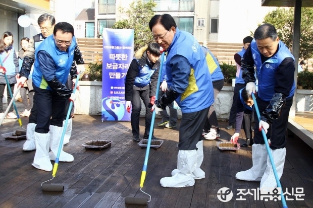 신한금융그룹(회장 한동우)은 1일 서울 서대문구 북아현동 소재 서대문 장애인종합복지관에서 장애인들을 위한 ‘따뜻한 보금자리 만들기’ 봉사활동을 실시했다. 한 회장(사진 가운데)이 조용병 신한은행장(왼쪽), 이성락 신한생명 사장(오른쪽)등 그룹사 CEO들과 함께 옥상정원에 부식방지를 위한 페인트 작업을 하고 있다.