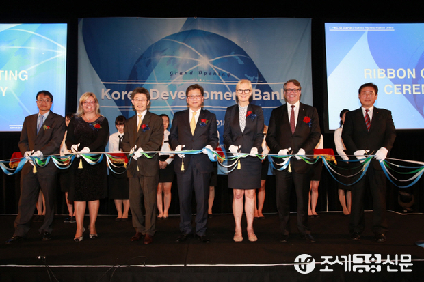 산업은행(회장 홍기택)은 8일 프로젝트 파이낸스(PF) 강국으로 불리는 호주로의 금융시장 진출 확대를 위하여 시드니에 사무소를 개소했다.사진 왼쪽부터 산업은행 임철규 시드니사무소장, Westpac(웨스트팩) 은행 Janie Wittey(재니 위티) 이사, 이휘진 駐시드니 총영사, 산업은행 류희경 수석부행장, 호주 건전성감독청(APRA) Ms. Sarah Goodman(사라 굿맨) 본부장, ANZ 금융그룹 Warick Smith(워릭 스미스) 의장, 백승국 시드니 한인회장