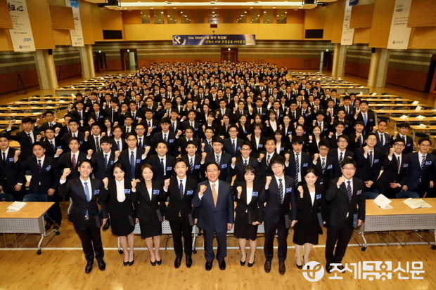 신한금융그룹 한동우 회장이 8일 오전 경기도 기흥에 위치한 신한은행 연수원에서 각 그룹사에 입사한 신입사원들을 대상으로 신한의 기업문화와 그룹의 미션인 '미래를 함께 하는 따뜻한 금융'을 주제로 특강을 실시했다.