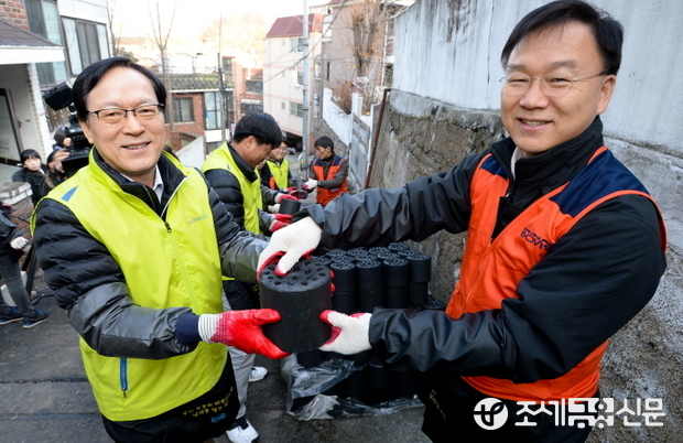 NH농협금융지주 김용환 회장(좌측)과 임직원들이 11일 서울 은평구 소재 6·25 참전유공자 보훈가정에 사랑의 연탄나눔 사회공헌활동을 실시하였다.<사진 좌측부터 NH농협금융지주 김용환 회장, 서울지방보훈청 이경근 청장>
