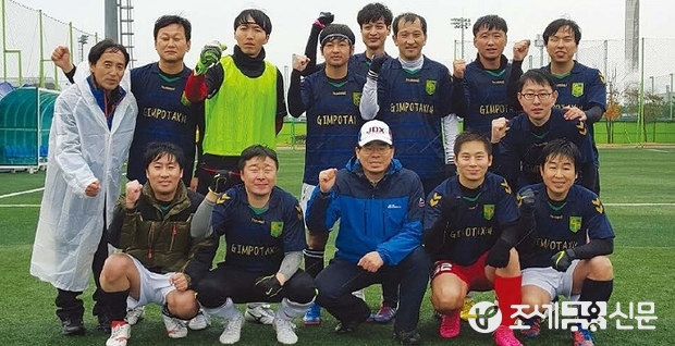 중부국세청 서북부권역 관서대항 축구대회에서 3위에 입상한 후 기념촬영하고 있는 김포세무서 축구동아리.