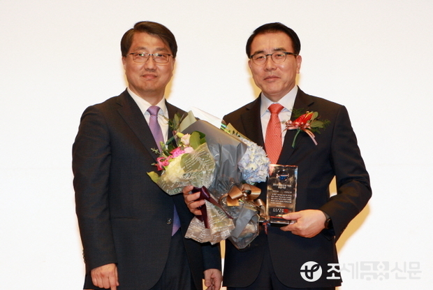 15일 오후 3시 여의도 소재 금융감독원에서 열린 ‘2015 민생침해 5대 금융악 척결 및 국민체감 20대 금융관행 개혁 유공자 시상식’에서 신한은행이 금융권 최초 3년 연속 ‘서민금융 지원 최우수은행’에 선정된 후 신한은행 조용병 은행장(오른쪽)과 진웅섭 금융감독원장(왼쪽)이 기념 촬영하는 모습