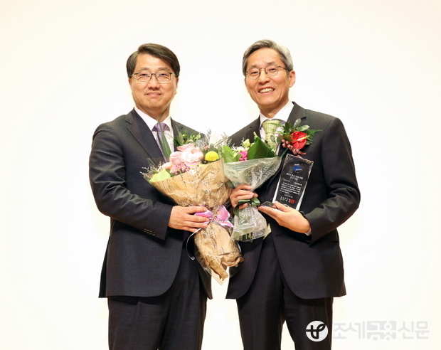 KB국민은행은 15일, 금융감독원에서 열린‘2015년 민생침해 5대 금융악 척결 및 국민체감 20대 금융관행 개혁 유공자 시상식’에서 중소기업지원(메르스 피해업종 지원)부문 금융감독원장 표창을 수상했다.왼쪽 진웅섭 금융감독원장, 오른쪽 KB국민은행 윤종규 은행장