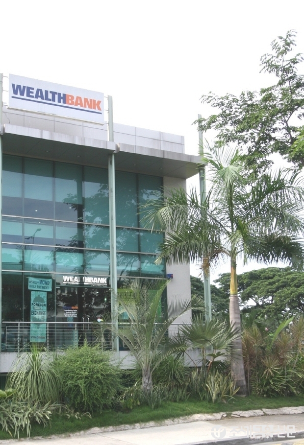지분인수 계약을 체결한 필리핀 현지 저축은행인 Wealth Development Bank 본점 전경