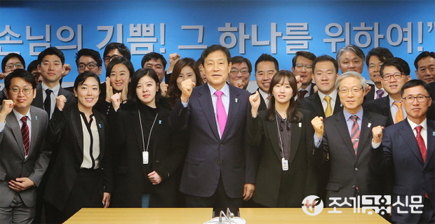 김정태 하나금융그룹 회장(사진 왼쪽 네번째)이 하나금융그룹 '윤리강령' 선포식을 갖고 임직원들과 함께 화이팅을 외치고 있다.