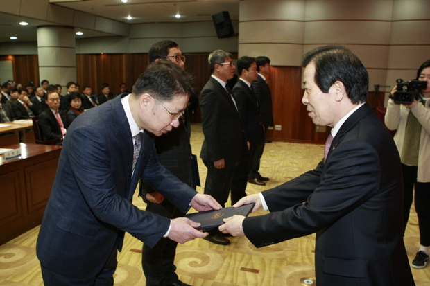 지난 25일 수협은행 본사에서 개최된 경영전략회의에서 이원태 은행장(오른쪽)이 정기인사에서 특별승진한 하채용 청라지점장(왼쪽)에게 임명장을 수여하고 있다.