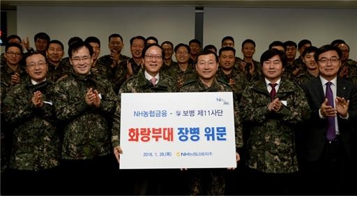 농협금융 김용환 회장(좌측 세 번째)과 임직원들이 설명절을 맞아 강원도 홍천 육군 제11기계화보병사단(사단장 소장 박주경)을 찾아 위문품을 전달하고 감사의 마음을 전했다.<사진 좌측부터 NH농협은행 강원영업본부 본부장 김건영, NH-CA자산운용 대표이사 한동주, NH농협금융지주 회장 김용환, 육군 제11기계화보병사단 소장 박주경, NH농협은행 홍천군지부 지부장 허병희, NH농협금융지주 홍보부장 전용석>