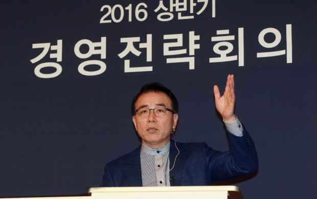 1일 경기도 용인시 기흥구 소재 신한은행 연수원에서 열린 2016년 상반기 경영전략회의에서 조용병 은행장이 발언을 하고 있다.