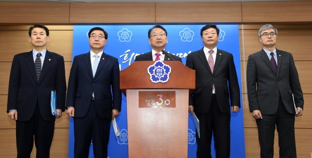 유일호 경제부총리 겸 기획재정부장관이 이기권 고용노동부장관, 주형환 산업부장관 등 경제부처 장차관이 배석한 가운데 1일 오전 정부세종청사 기획재정부 브리핑룸에서 누리과정과 노동개혁 및 각종 개혁법안 입법촉구를 요구하는 담화를 발표하고 있다. <사진=기획재정부>