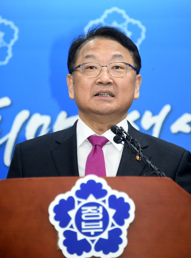 유일호 부총리가 '국민 여러분께 드리는 말씀' 호소문을 낭독하고 있다. <사진=기획재정부>