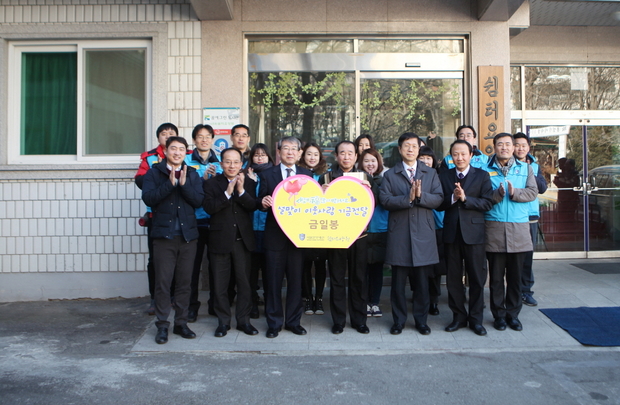 서울본부세관은 1일 쉼터요양원을 방문하여 설맞이 봉사활동을 실시하고 이웃사랑 희망펀드 기금을 전달했다. 앞줄 왼쪽 세번째 서윤원 서울본부세관장. <사진제공=서울본부세관>