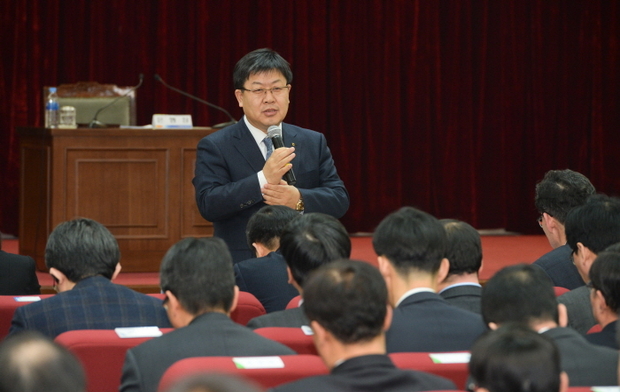 1일 서울영업본부를 방문한 이경섭 은행장은 대회의실에서 관내 사무소장 170여명이 참석한 가운데 영업본부의 영업점 지원 계획을 보고 받고 2016년도 경영방침에 대한 특강 및 대화의 시간을 가졌다.