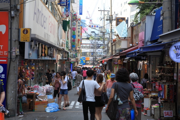 정부는 민간 소비 진작을 위해 올 1분기 재정 및 정책금융 등 자금 집행 규모를 당초 계획보다 21조원 이상 늘려 민간소비와 투자를 촉진에 나선다.