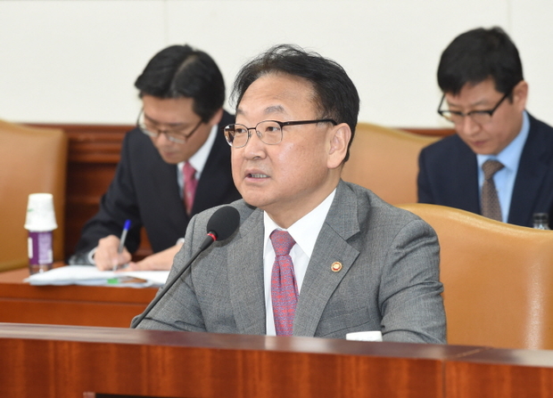 유일호 부총리, 제2차 경제관계장관회의 유일호 부총리 겸 기획재정부 장관이 2월 3일 광화문 서울청사에서 '제2차 경제관계장관회의'를 주재, 모두발언을 하고 있다. 사진=기획재정부