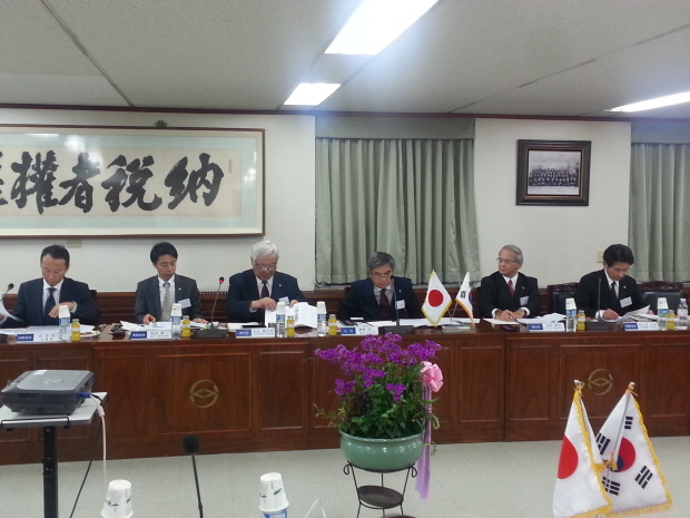이날 간담회에 참석한 일본측 대표단. 왼쪽부터 네번재가 코즈 회장.