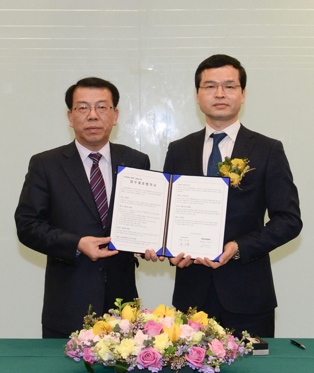 사진 왼쪽부터 농협은행 서기봉 부행장, 비욘드플랫폼서비스(주) 서준섭 대표이사가 협약서에 서명후 기념사진 촬영