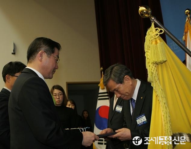 지난 26일 정부세종컨벤션센터에서 열린 제4회 국민권익의 날 기념식에서 한국감정원 김한수 상임감사위원이 한국감정원 대표로 성영훈국민권익위원장으로부터 부패방지시책평가유공 대통령 표창을 수상하고 있다. <사진제공=한국감정원>