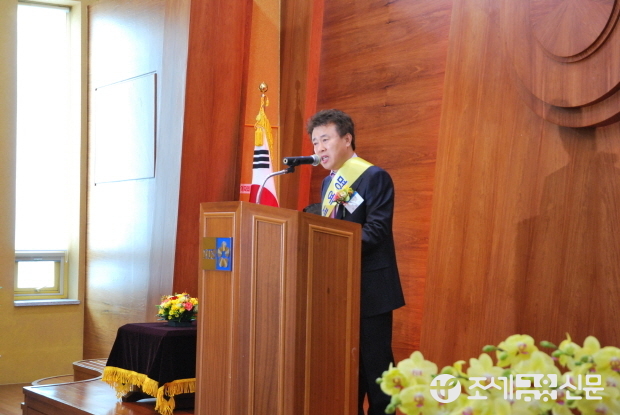 성북세무서 일일 명예서장에 위촉된 김윤길 서울나염 대표가 인사말을 하고 있다.