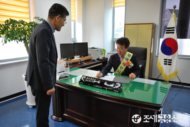 김윤길 성북세무서 일일명예서장이 직원으로부터 보고를 받고 있다.