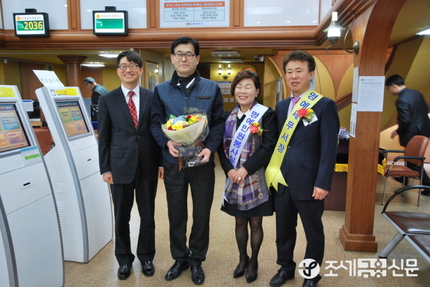 강성식 성북세무서장과 김윤길 일일명예세무서장, 최필금 명예민원봉사실장이 민원실에서 기념촬영을 하고 있다.