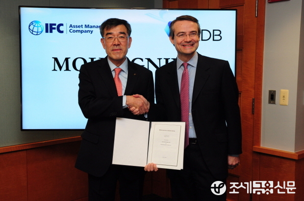 산업은행은 지난 2일 미국 워싱턴 D.C.에서 세계은행그룹(World Bank Group) 국제투자공사(IFC)의 자회사인 IFC AMC社와 전략적 파트너쉽 구축을 위한 MOU를 체결했다.(사진 좌측)산업은행 자본시장부문 전영삼 부행장, (사진 우측) IFC AMC(International Finance Corporation Asset Management Company) CEO, Gavin Willson(개빈 윌슨)