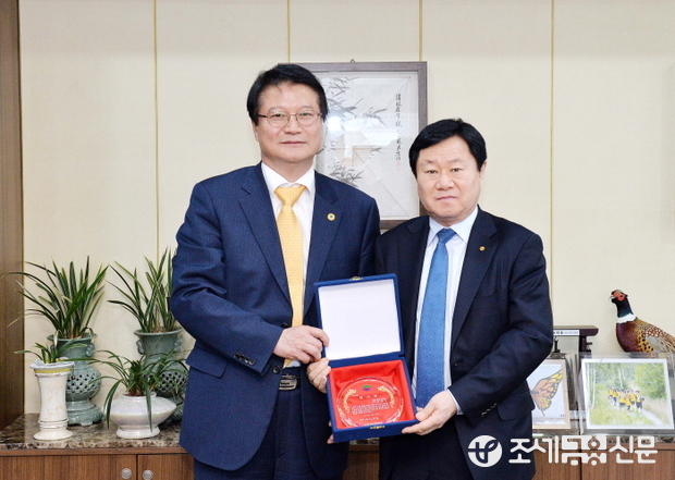 신협중앙회(회장=문철상)가 지난 3월 8일(화) 원주시(시장=원창묵)로부터 원주시를 협동조합의 도시로 널리 홍보하고 지역발전에 기여한 공로로 감사패를 받았다. 우측이 문철상 신협중앙회장, 좌측이 원창묵 원주시장.