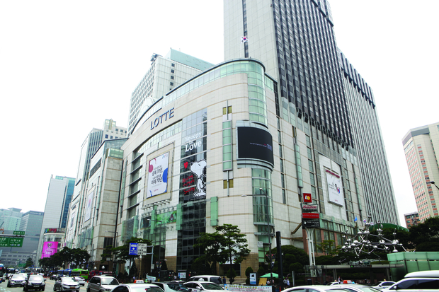 공정거래위원회가 8일 백화점 업체와 입점업체 간 계약 체결 시 사용되는 특약매입계약서, 임대차계약서, 직매입계약서 등 35개 유형의 불공정 약관 조항을 시정하면서 앞으로 백화점이 자의적으로 입점업체와의 계약을 해지하거나, 입점업체 매장 위치와 크기를 함부로 변경할 수 없게 된다. <사진은 롯데백화점 조세금융신문 DB>