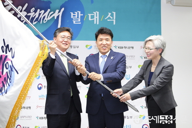 하나금융그룹은 지난 10일 오후 마포구 도화동 남북하나재단(북한이탈주민지원재단) 탈북청년들로 구성된 ‘하나된 조국을 위한 통일원정대’(이하 ‘하나통일원정대’) 발대식을 개최했다. 함영주 KEB하나은행장(사진 가운데), 홍용표 통일부장관(사진 왼쪽), 문애란 G&M 글로벌 문화재단 이사장(사진 오른쪽)이 기념촬영을 하고 있다.