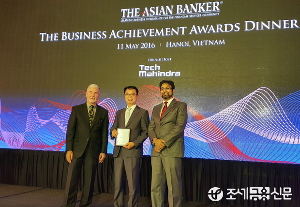 KB국민은행은 지난 11일, 베트남 하노이 JW메리어트호텔에서 열린 ‘더 아시안 뱅커 파이낸셜 마켓 어워드 2016(The Asian Banker Financial Markets Awards 2016)’에서‘한국 최우수 수탁은행(Sub-Custodian Bank of the Year in South Korea)’으로 선정되었다. 사진 가운데 KB국민은행 이용곤 수탁사업부장