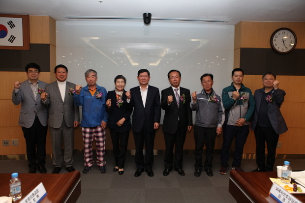 야구 관람전 부산지방국세청에 가진 기념 자리에서 최현민 부산지방국세청장(왼쪽에서 5번째)이 모범납세자들과 기념촬영을 하고 있다.