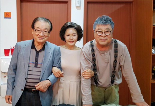 연극 '장수상회' 공연장을 찾은 배우 이순재와 기념촬영을 한 백일섭, 김지숙 <사진제공 = (유)장수상회문전사>