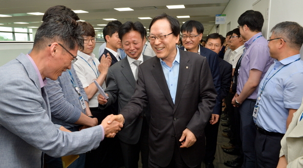 NH농협금융지주 김용환 회장(좌측 세번째)이 24일 NH통합IT센터를 방문하여 직원들을 격려하고 있다.