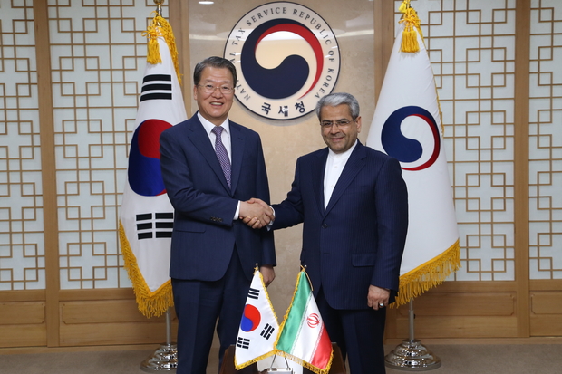 임환수 국세청장이 세예드 카멜 타가비 네자드 이란 국세청장과 기념촬영을 하는 모습