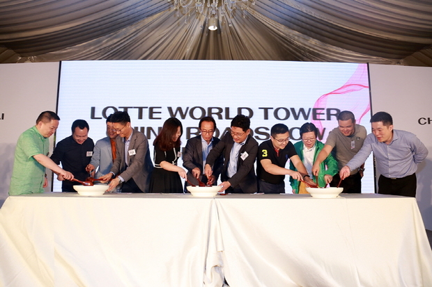 롯데면세점은 16일 중국 상해 인터컨티넨탈 루진 호텔에서 롯데월드타워를 비롯한 한국 관광 자원의 우수성을 알리는 롯데 관광 4사 합동 로드쇼를 진행했다. 로드쇼에서 롯데 관계자와 중국 현지 여행사 대표단이 비빔밥 체험 퍼포먼스를 하고 있다. (왼쪽부터 자오슈홍 항주 CTS 총경리, 펑리화 절강천천여행사 총경리, 천용 상해불야성여행사 총경리, 권오상 롯데월드어드벤처 마케팅 부문장, 천샤오홍 복건강휘 부총경리, 남재섭 호텔롯데 마케팅 부문장, 김보준 롯데면세점 마케팅 부문장, 차오씨 상해버스여행사 총경리, 주광밍 항주시중국여행사 총경리, 쉬엔지엔 강소신호유여행사 대표, 쟝하오 중국여행사본사(상해) 대표)