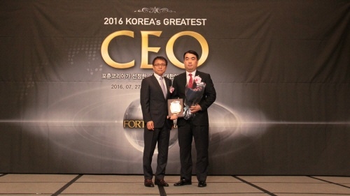 ‘2016대한민국CEO대상 고객중심 부문’ 대상을 수상하고 기념촬영(우측이 최철홍 회장)